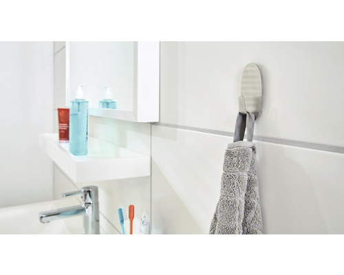 Kúpeľňa s umývadlom, zrkadlom a háčikom na uteráky s uterákom