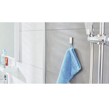 Moderná kúpeľňa s háčikom na uteráky a sprchou