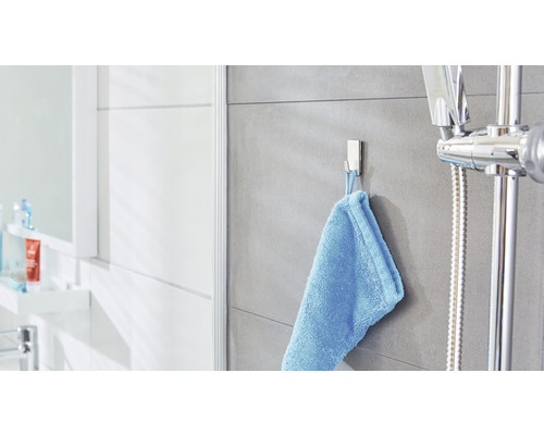 Moderná kúpeľňa s háčikom na uteráky a sprchou