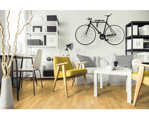 Obývacia izba s laminátovou podlahou, pohovkou, kreslom a regálmi