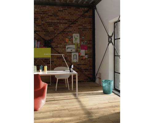 Svetlá izba so stolom, stoličkou, regálmi a drevenou podlahou