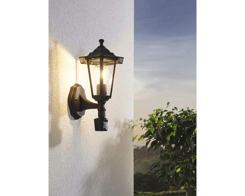 Vonkajšie nástenné svietidlo v štýle lampáša na stene domu