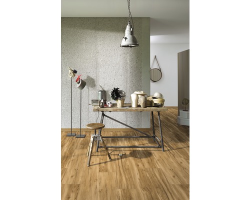 Svetlá miestnosť s drevenou podlahou, dielenským stolom a osvetlením