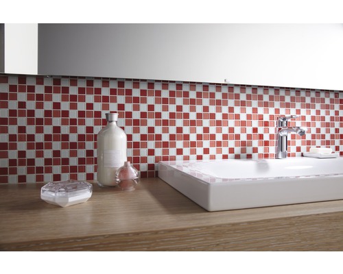 Moderná kúpeľňa s umývadlom, batériou a mozaikovými obkladmi