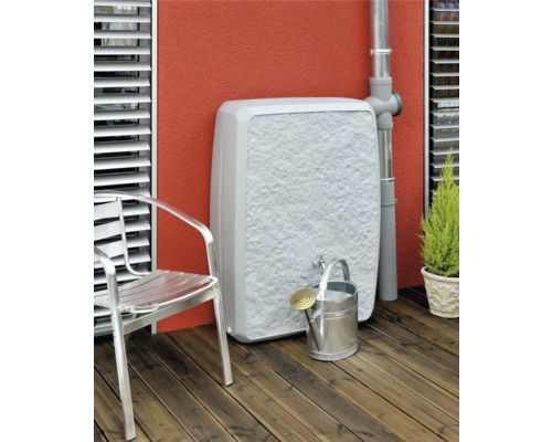 Nádrž na vodu s kohútikom, krhla a záhradná stolička na terase