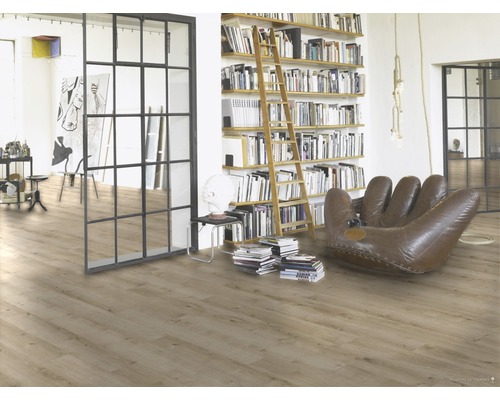 Svetlá obývacia izba s knižnicou, rebríkom, kreslom v tvare rukavice a laminátovou podlahou