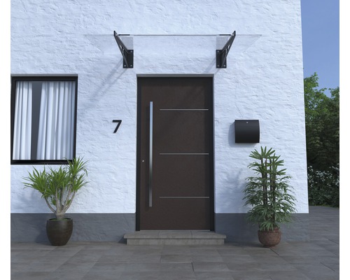 Fasáda domu s markízou, vchodovými dverami a poštovou schránkou