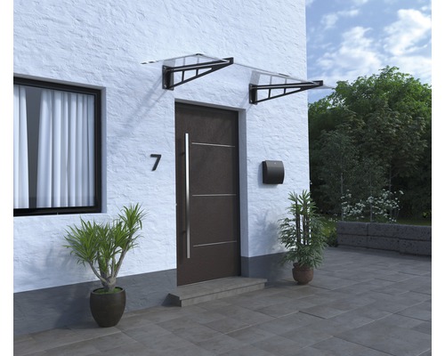 Vchodové dvere so strieškou a číslom domu pred fasádou