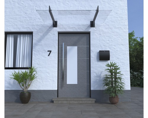 Fasáda domu so skleneným prístreškom a vchodovými dverami