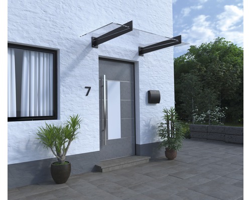 Vchodové dvere so strieškou, poštovou schránkou a rastlinami
