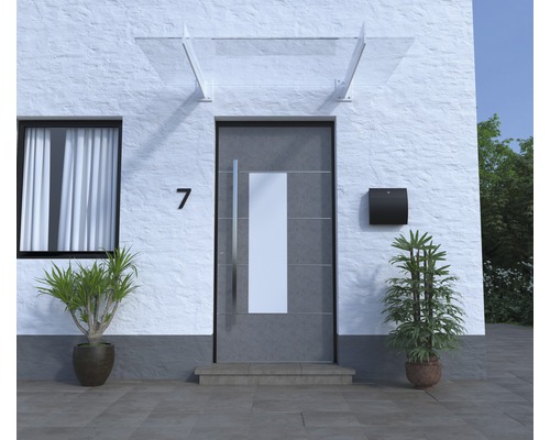 Fasáda domu s vchodovými dverami, poštovou schránkou a strieškou