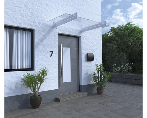 Fasáda domu s vchodovými dverami, poštovou schránkou, strieškou a črepníkovými rastlinami