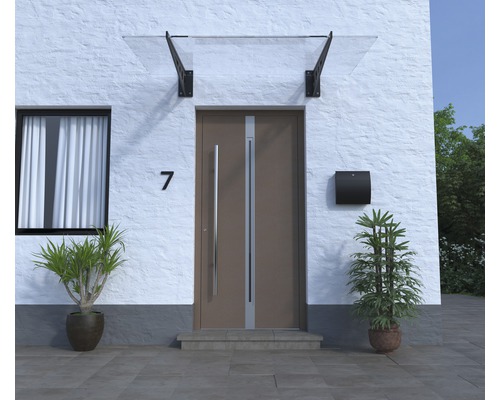 Fasáda domu s vchodovými dverami, poštovou schránkou a strieškou