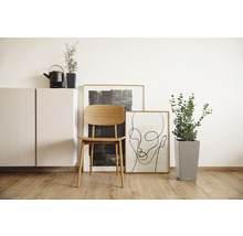 Obývacia izba s drevenou stoličkou, rastlinami a dekoráciou