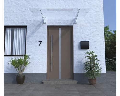 Fasáda domu s vchodovými dverami, poštovou schránkou a strieškou