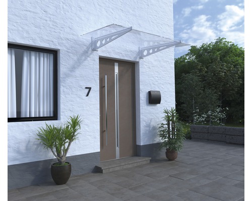 Fasáda domu s vchodovými dverami, poštovou schránkou, číslom domu a strieškou