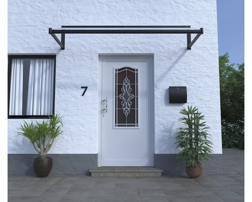 Vchod do domu so strieškou nad vchodovými dverami, poštovou schránkou a rastlinami