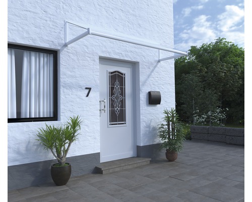 Vstupný priestor domu s bielymi vchodovými dverami a strieškou