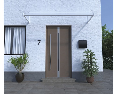 Fasáda domu s vchodovými dverami, poštovou schránkou a strieškou