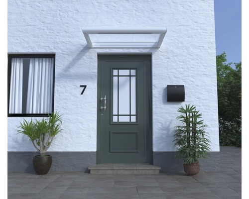 Fasáda domu s vchodovými dverami, poštovou schránkou a strieškou