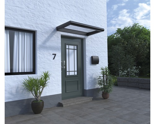 Fasáda domu s dverami, poštovou schránkou a strieškou