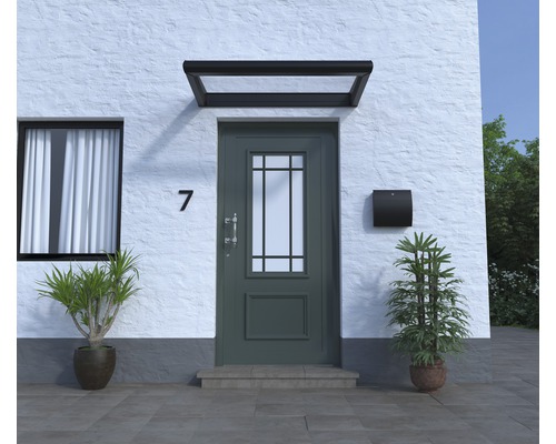 Vstupný priestor domu s vchodovými dverami, poštovou schránkou a strieškou