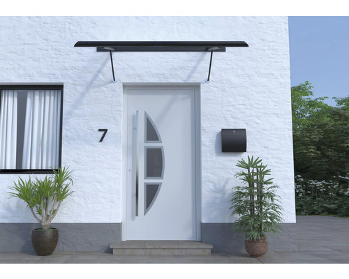 Vchodové dvere s prístreškom a poštovou schránkou na fasáde