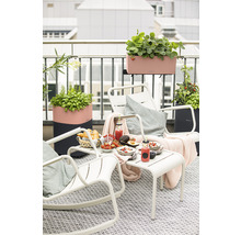 Balkónová scéna so stolom, stoličkami a osadenými kvetináčmi