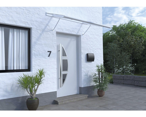 Vstupný priestor domu so strieškou, vchodovými dverami, poštovou schránkou a kvetináčmi.