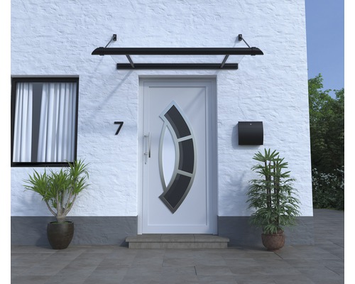 Fasáda domu s vchodovými dverami, poštovou schránkou a strieškou