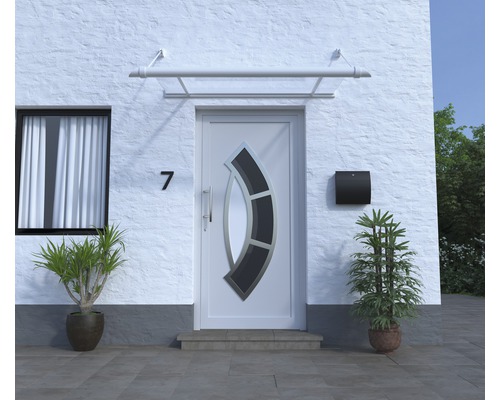 Fasáda domu s vchodovými dverami, poštovou schránkou a strieškou