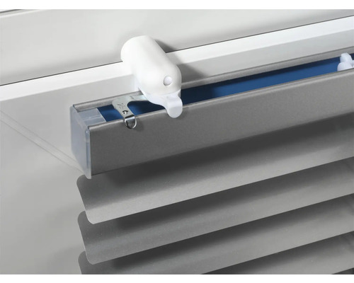 Detailný pohľad na sivú žalúziu s ovládacími prvkami na reguláciu svetla.