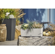 Dekoratívne kvetináče v záhradnom prostredí.