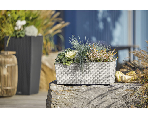 Dekoratívne kvetináče v záhradnom prostredí.