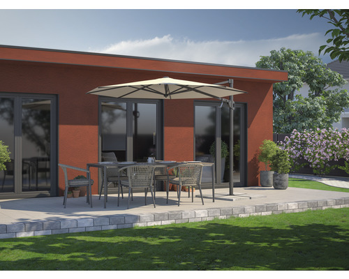 Terasa s jedálenským stolom, stoličkami a slnečníkom pred domom.