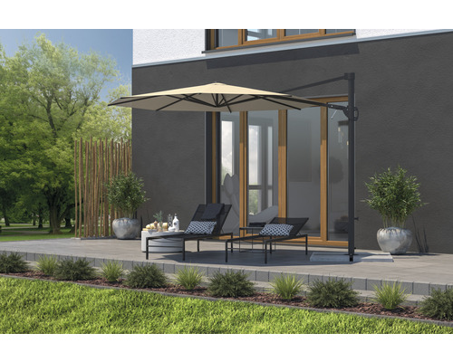 Terasa so slnečníkom, ležadlami a dekoráciou