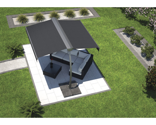 Pohľad do záhrady so slnečníkom a posedením na dláždenej ploche