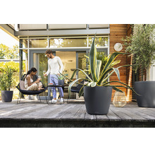 Terasa s kvetináčmi a relaxujúcimi ľuďmi