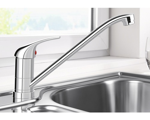 Kuchynská batéria z kovu v umývadle