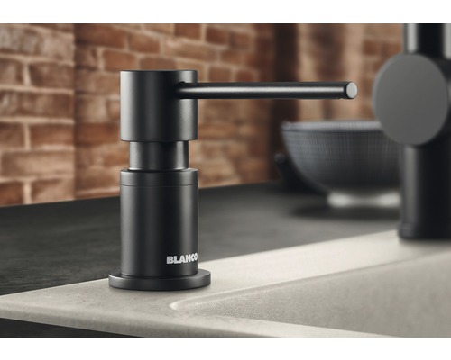 Čierny dávkovač mydla Blanco na umývací prostriedok namontovaný na dreze.