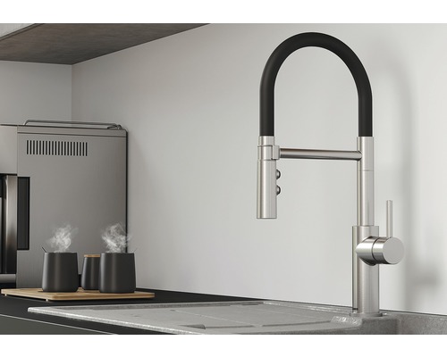 Kuchynská scéna s drezovou batériou s otočným výtokom a kávovarom