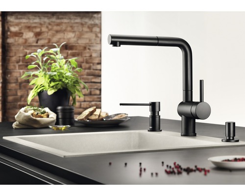 Kuchynská scéna s drezom, vodovodnou batériou, dávkovačom mydla a dekoráciou