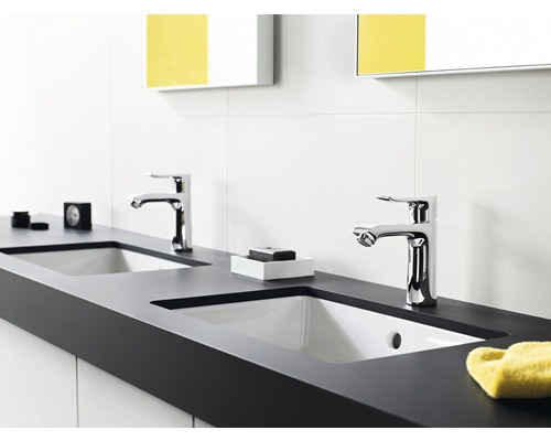 Kúpeľňa s dvoma umývadlami a chrómovanými vodovodnými batériami na tmavej pracovnej doske