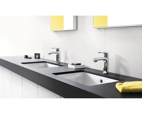 Moderná kúpeľňa s dvojitým umývadlom, vodovodnými batériami a zrkadlami