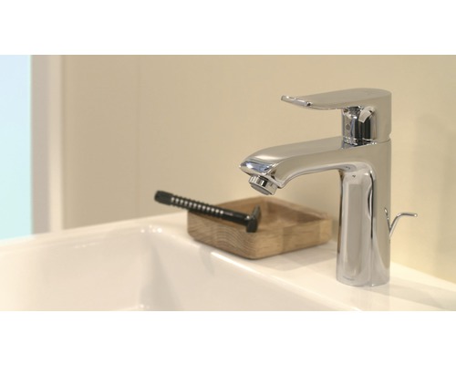 Chrómovaná umývadlová batéria na umývadle s holiacim strojčekom