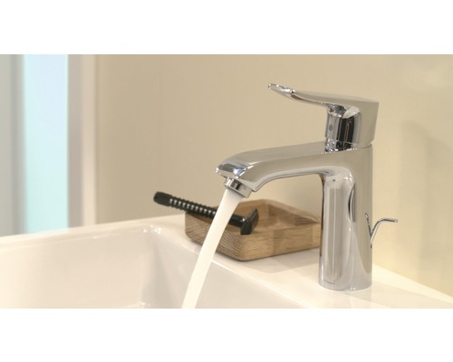 Chrómovaná umývadlová batéria s tečúcou vodou a holiacim strojčekom