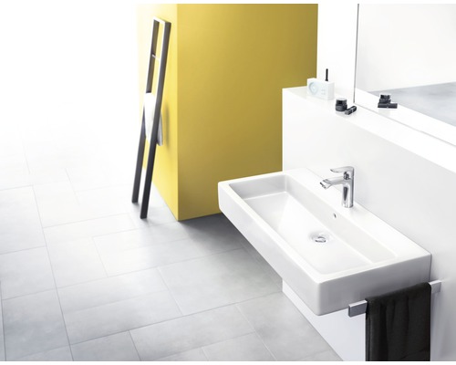 Svetlá kúpeľňa s umývadlom, batériou, zrkadlom a držiakom na uteráky