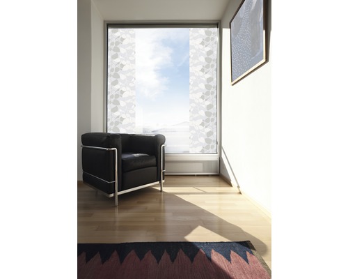 Obývacia izba s posuvnými závesmi, kreslom a kobercom