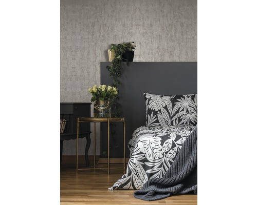 Spálňa s posteľou, nočným stolíkom a dekoráciou