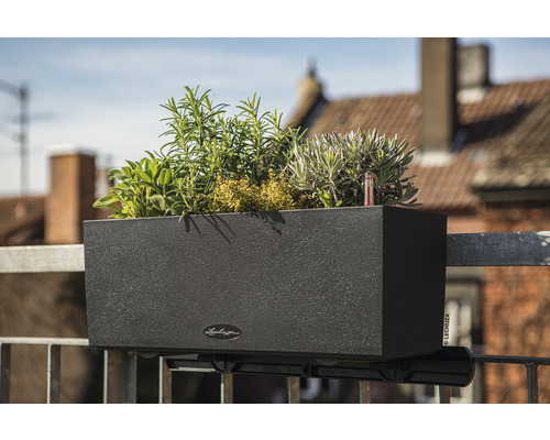 Čierny kvetináč s bylinkami na montáž na balkónové zábradlie.